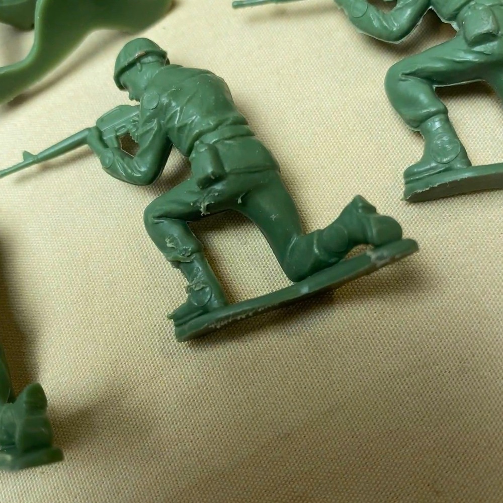Lot of 44 Vintage Green Plastic Army Men Figures Mixed Action Poses 1:32 Scale - Picture 13 of 16